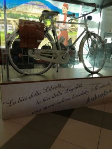 La bicicletta di Montante all'aeroporto di Palermo...con le ruote sgonfie....