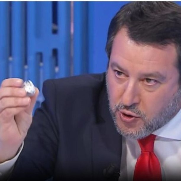 @lilligruber_ottoemezzo e @matteosalviniofficial, siparietto ad "Otto e mezzo" con conseguente "bacio perugina" in regalo da parte ministro (IL VIDEO) #timesitalia
https://www.timesitalia.it/siparietto-tra-gruber-e-salvini-ad-otto-e-mezzo-e-lui-le-regala-un-bacio-perugina-il-video/